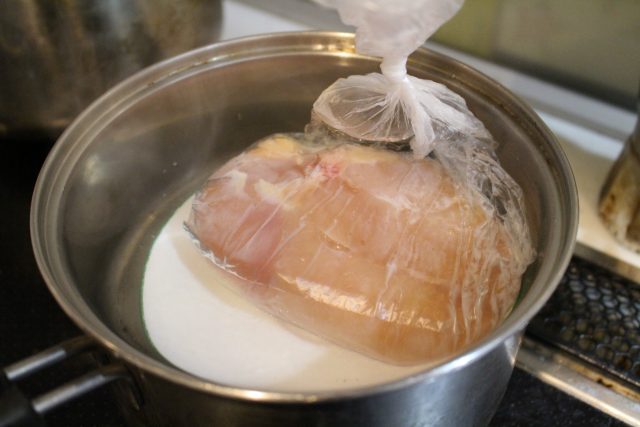 IMG 1591 鶏ハム人気レシピ。塩麹とポリ袋で簡単作り方。常備菜にも。