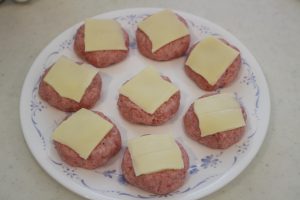 IMG 0324 レンジで簡単お弁当におすすめの常備菜レシピ。ふわふわデミチーズハンバーグ