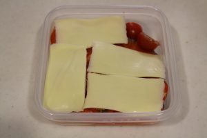IMG 1638 レンジで簡単。鮭のプチトマチーズ焼き