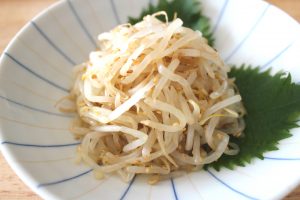 人気の簡単常備菜レシピ。居酒屋風やみつきもやしナムル