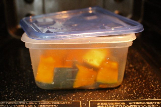 IMG 8362 人気のレンジで簡単作り置きレシピ。かぼちゃのおかかバター醤油の作り方。子供がよろこぶおかず。