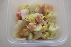 IMG 8602 レンジで5分で作れる簡単常備菜。白菜とベーコンのかさね煮