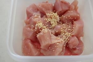 IMG 2114 人気のムネ肉で簡単常備菜レシピ。レンジで鶏肉のオイマヨあえ