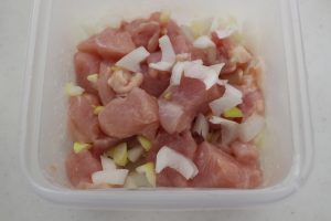 IMG 2116 人気のムネ肉で簡単常備菜レシピ。レンジで鶏肉のオイマヨあえ