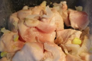 IMG 2121 人気のムネ肉で簡単常備菜レシピ。レンジで鶏肉のオイマヨあえ