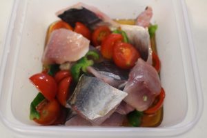 IMG 6084 簡単魚の常備菜レシピ。あじとピーマントマトの南蛮漬け