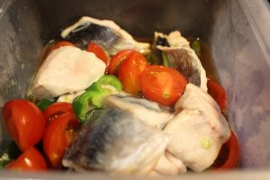 IMG 6088 簡単魚の常備菜レシピ。あじとピーマントマトの南蛮漬け