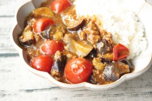 レンジで簡単。素揚げナスとミニトマトのキーマカレー