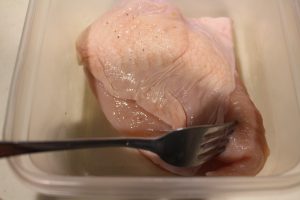 IMG 0066 レンジでしっとりやわらか簡単レシピ。ピリ辛蒸し鶏のポン酢煮