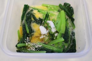 IMG 7794 人気のお弁当の常備菜レシピ。レンジで小松菜と卵の中華風いため