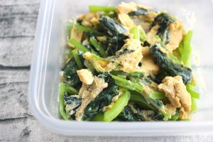 人気のお弁当の常備菜レシピ。レンジで小松菜と卵の中華風いため