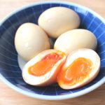 レンジでゆで卵の簡単レシピ。うましお煮卵（味卵）の爆発しない作り方