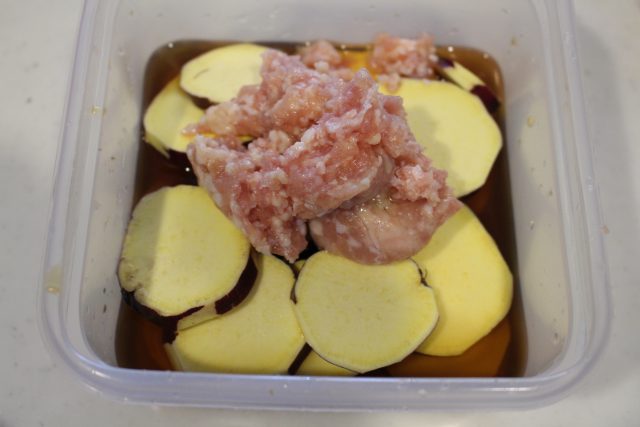 IMG 1035 人気の簡単常備菜レシピ。さつまいもと鶏ひき肉のそぼろ煮。
