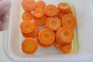 IMG 2283 人気のレンジで時短常備菜レシピ。にんじんグラッセ。甘すぎないお弁当おかず。
