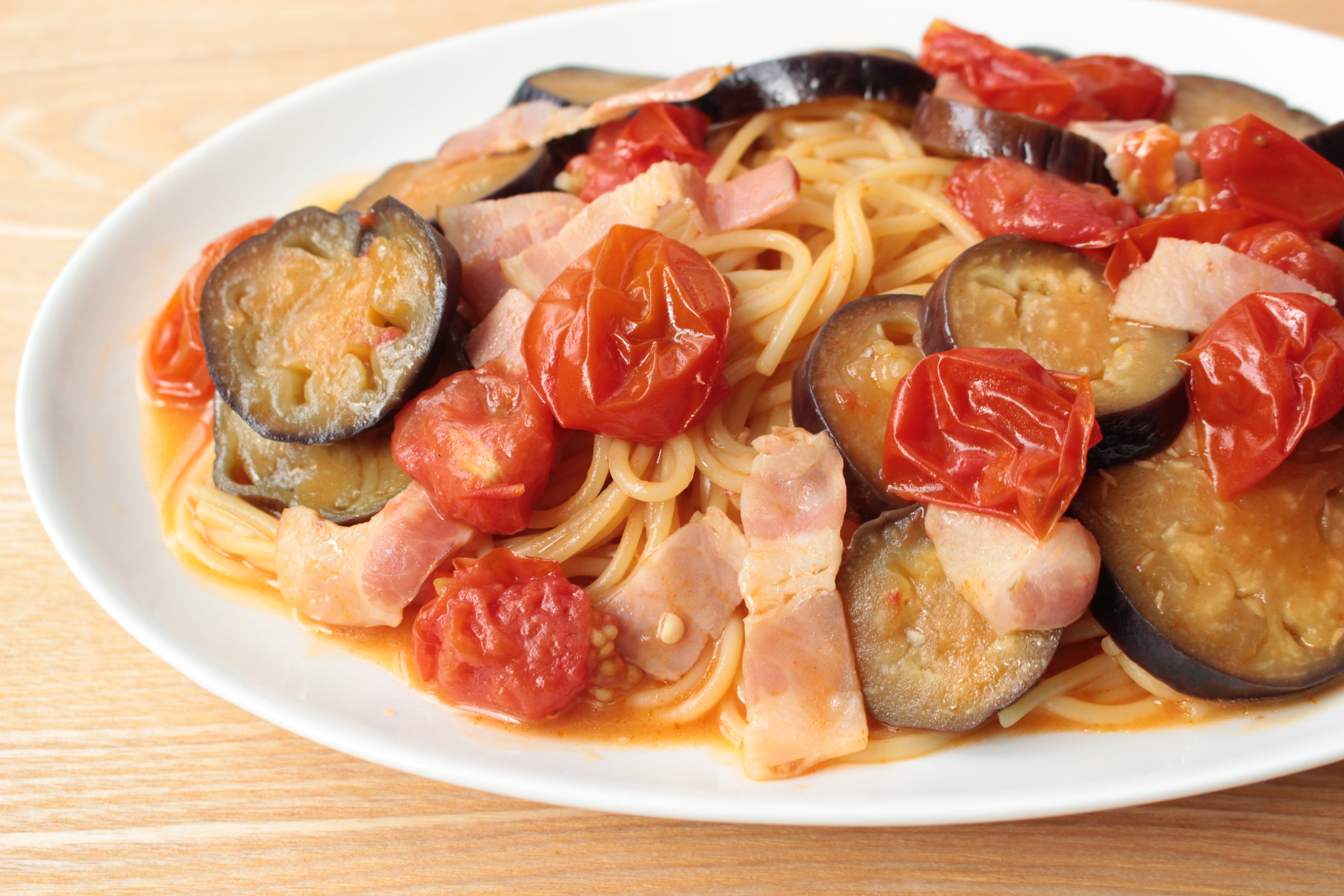 人気の簡単なすとベーコンのトマトパスタのレシピ トマト缶なしの作り方 つくりおき食堂