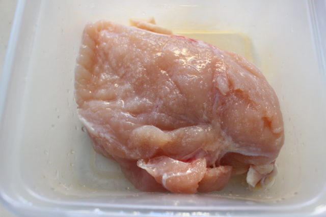 IMG 9837 人気の簡単作り置きレシピ。レンジで胸肉しっとりやわらか蒸し鶏の梅ダレあえ