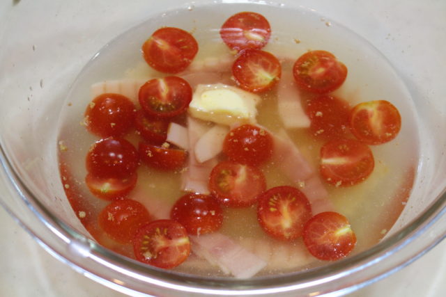 IMG 1052 人気の本格トマトとベーコンリゾットのレシピ。生米からレンジで簡単作り方。