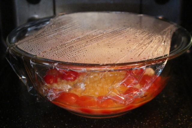 IMG 1057 人気の本格トマトとベーコンリゾットのレシピ。生米からレンジで簡単作り方。