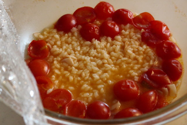 IMG 1059 人気の本格トマトとベーコンリゾットのレシピ。生米からレンジで簡単作り方。