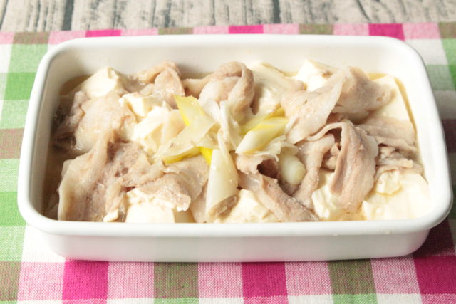 IMG 1949 人気の塩肉豆腐の絶品レシピ。鶏ガラと豚肉で簡単作り方。
