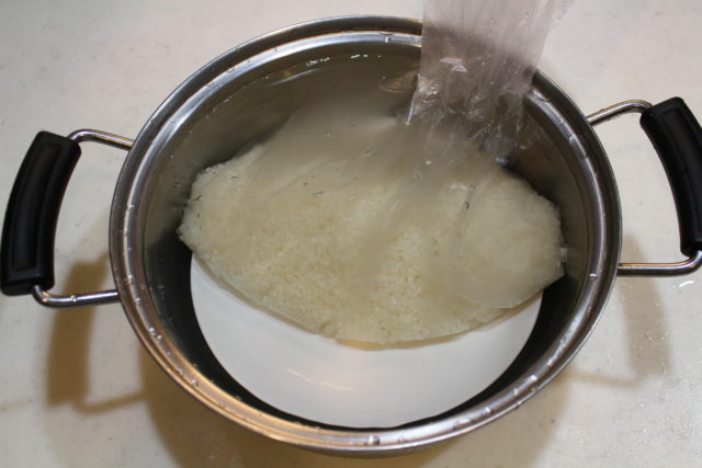 IMG 0023 お米をポリ袋で湯せんで炊く方法。カセットコンロで災害時レシピ。