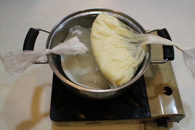IMG 0036 ホットケーキミックスとポリ袋で湯せんで蒸しパンを作る簡単な方法。カセットコンロで災害時レシピ。