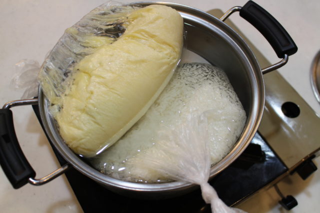 IMG 0061 ホットケーキミックスとポリ袋で湯せんで蒸しパンを作る簡単な方法。カセットコンロで災害時レシピ。