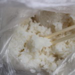 お米をポリ袋で湯せんで炊く方法。カセットコンロで災害時レシピ。