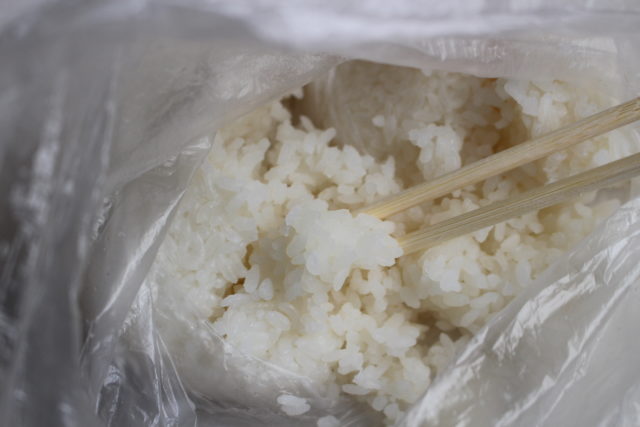 IMG 0117 お米をポリ袋で湯せんで炊く方法。カセットコンロで災害時レシピ。