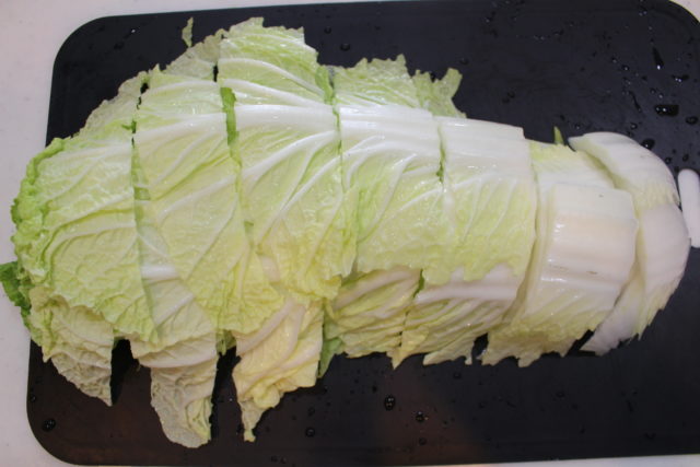 IMG 2187 白菜の大量消費におすすめレシピ。レンジで人気の無水豚バラ白菜ミルフィーユ鍋の簡単作り方。