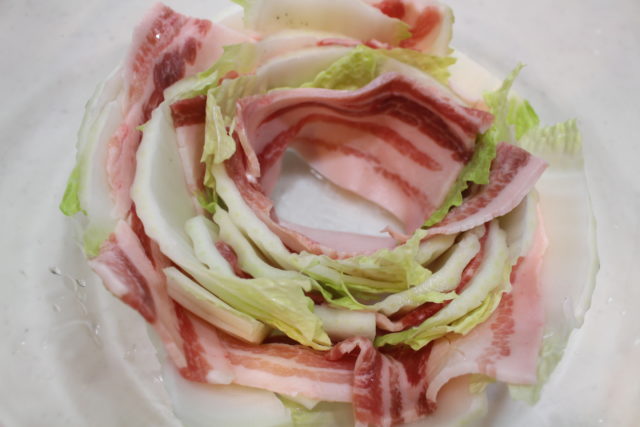IMG 2195 白菜の大量消費におすすめレシピ。レンジで人気の無水豚バラ白菜ミルフィーユ鍋の簡単作り方。
