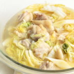 鶏ねぎ白菜のうま塩スープのレンジで簡単作り方。糖質ひかえめで体が温まるレシピ。