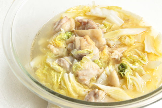 IMG 2295 鶏ねぎ白菜のうま塩スープのレンジで簡単作り方。糖質ひかえめで体が温まるレシピ。