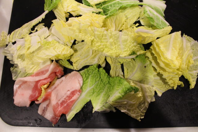 IMG 2496 白菜の大量消費におすすめレシピ。レンジで人気の無水豚バラ白菜ミルフィーユ鍋の簡単作り方。