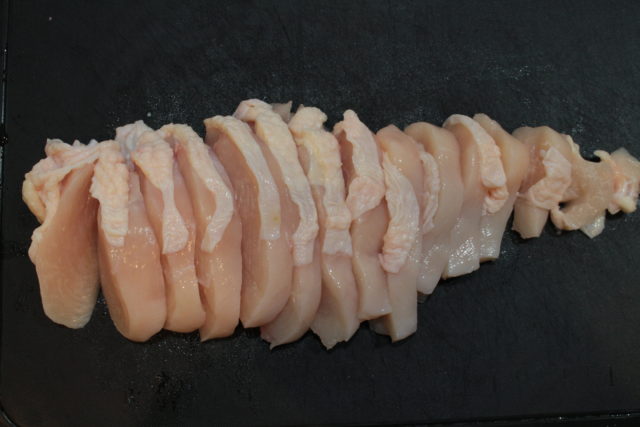IMG 4090 鶏ムネ肉が簡単に柔らかくなる生姜焼きのレシピ。魔法の漬け込みダレでしっとり仕上がる作り方。