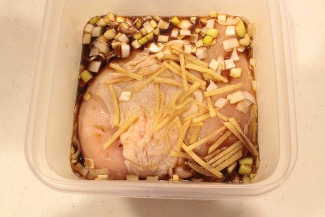 IMG 4406 冷めても美味しい！鶏むね肉の香味ソース漬けのレシピ。レンジで簡単作り方。