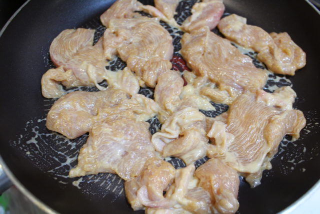 IMG 4687 鶏ムネ肉が簡単に柔らかくなる生姜焼きのレシピ。魔法の漬け込みダレでしっとり仕上がる作り方。