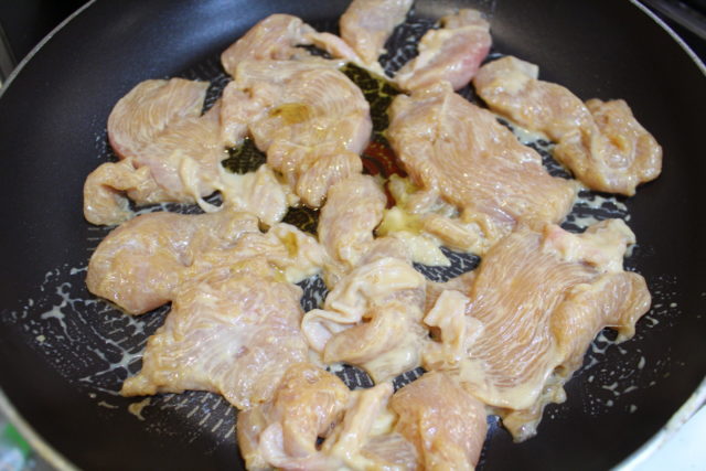 IMG 4688 鶏ムネ肉が簡単に柔らかくなる生姜焼きのレシピ。魔法の漬け込みダレでしっとり仕上がる作り方。