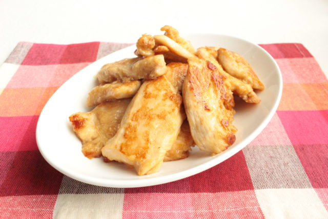 IMG 4691 鶏ムネ肉が簡単に柔らかくなる生姜焼きのレシピ。魔法の漬け込みダレでしっとり仕上がる作り方。