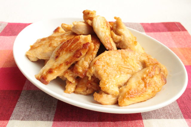 IMG 4710 鶏ムネ肉が簡単に柔らかくなる生姜焼きのレシピ。魔法の漬け込みダレでしっとり仕上がる作り方。