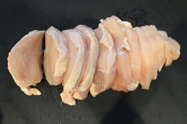 IMG 5035 早い！人気のムネ肉が柔らかくなる簡単レシピ。鶏胸肉のスティック甘辛焼きの作り方。お弁当におすすめ！