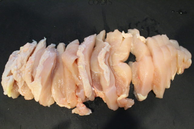 IMG 5036 鶏胸肉の節約作り置きおかずレシピ。鶏ムネ肉のスティックたれ塩焼きの作り方。