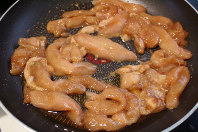 IMG 5041 早い！人気のムネ肉が柔らかくなる簡単レシピ。鶏胸肉のスティック甘辛焼きの作り方。お弁当におすすめ！
