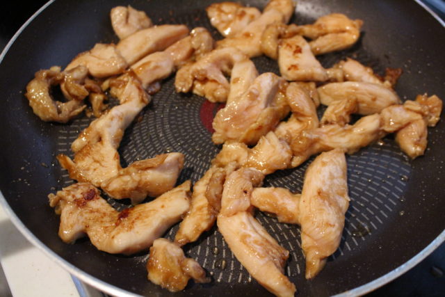 IMG 5043 早い！人気のムネ肉が柔らかくなる簡単レシピ。鶏胸肉のスティック甘辛焼きの作り方。お弁当におすすめ！
