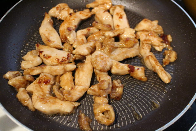 IMG 5044 早い！人気のムネ肉が柔らかくなる簡単レシピ。鶏胸肉のスティック甘辛焼きの作り方。お弁当におすすめ！