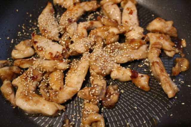 IMG 5045 早い！人気のムネ肉が柔らかくなる簡単レシピ。鶏胸肉のスティック甘辛焼きの作り方。お弁当におすすめ！