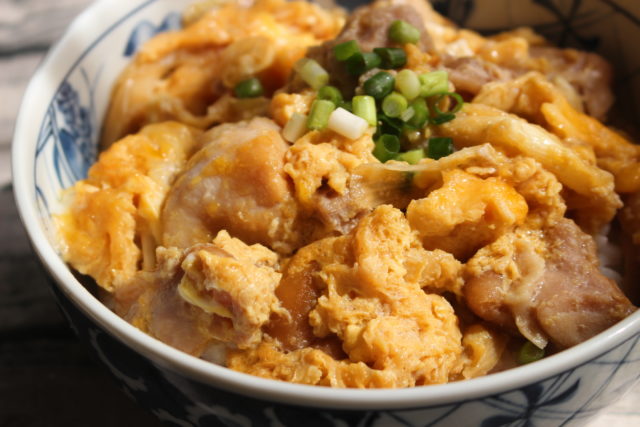 親子丼 レンジで簡単！タレが美味しい甘辛つゆだく鶏ねぎ丼のレシピ。お弁当におすすめの鶏肉おかずの作り方。