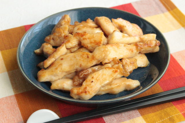 IMG 6907 鶏胸肉の節約作り置きおかずレシピ。鶏ムネ肉のスティックたれ塩焼きの作り方。