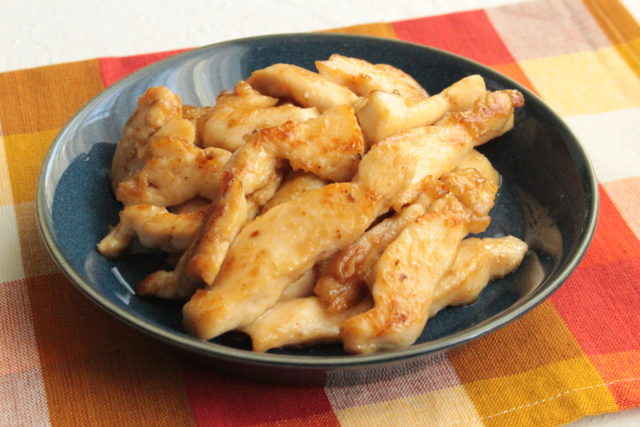 IMG 6910 鶏胸肉の節約作り置きおかずレシピ。鶏ムネ肉のスティックたれ塩焼きの作り方。