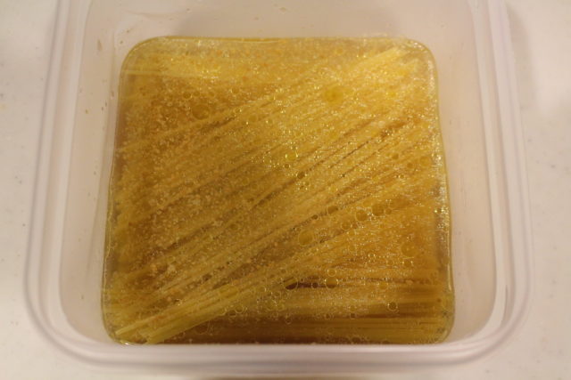 IMG 7318 人気のレンジで簡単パスタのレシピ。キャベツとウインナーのバター醤油パスタの作り方。